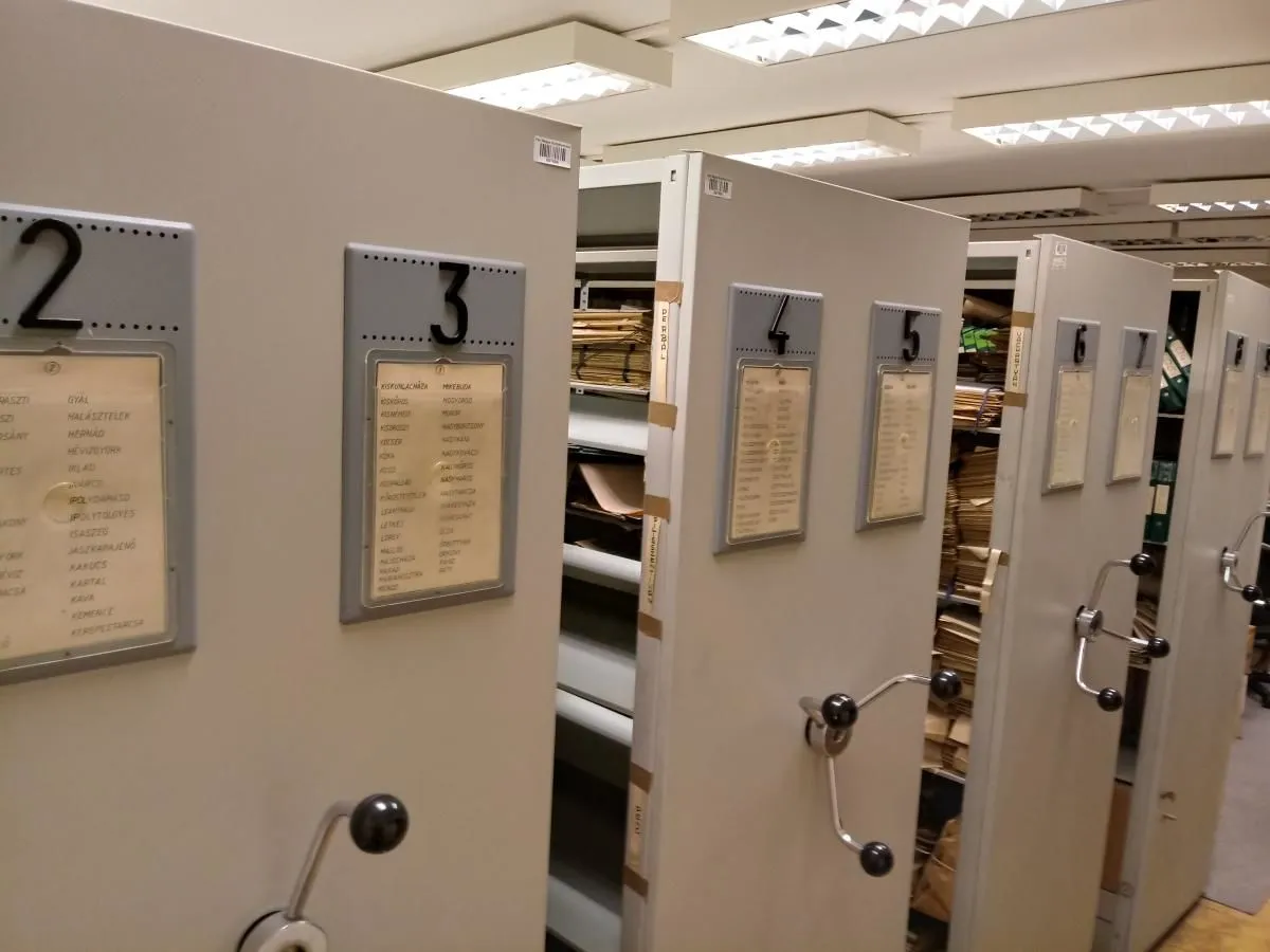 4 üzleti kép KÖLTÖZTETÉS - ÁRUSZÁLLÍTÁS