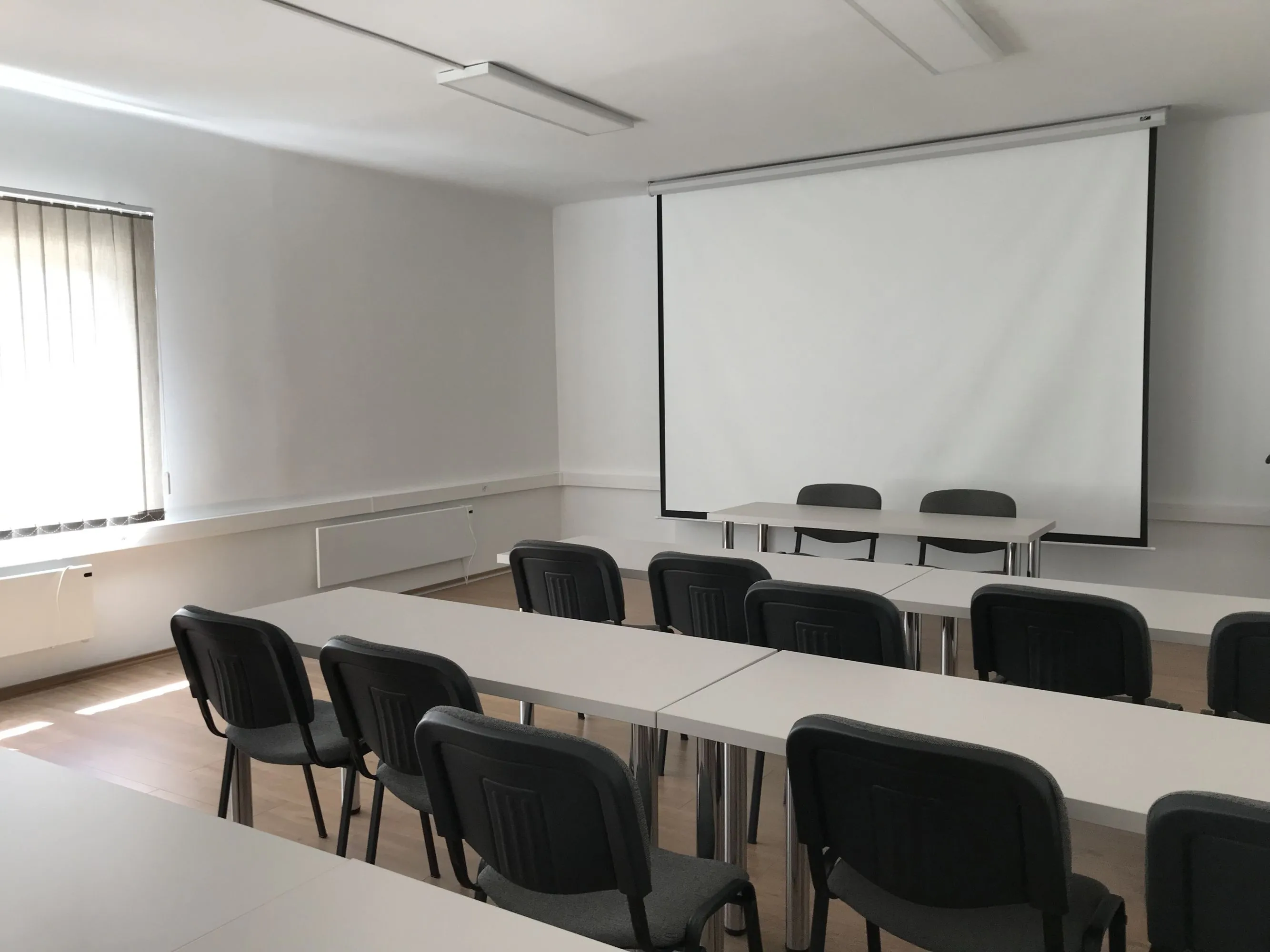 2 üzleti kép VF OKTATÓ- ÉS RENDEZVÉNYTEREM KAPUVÁR