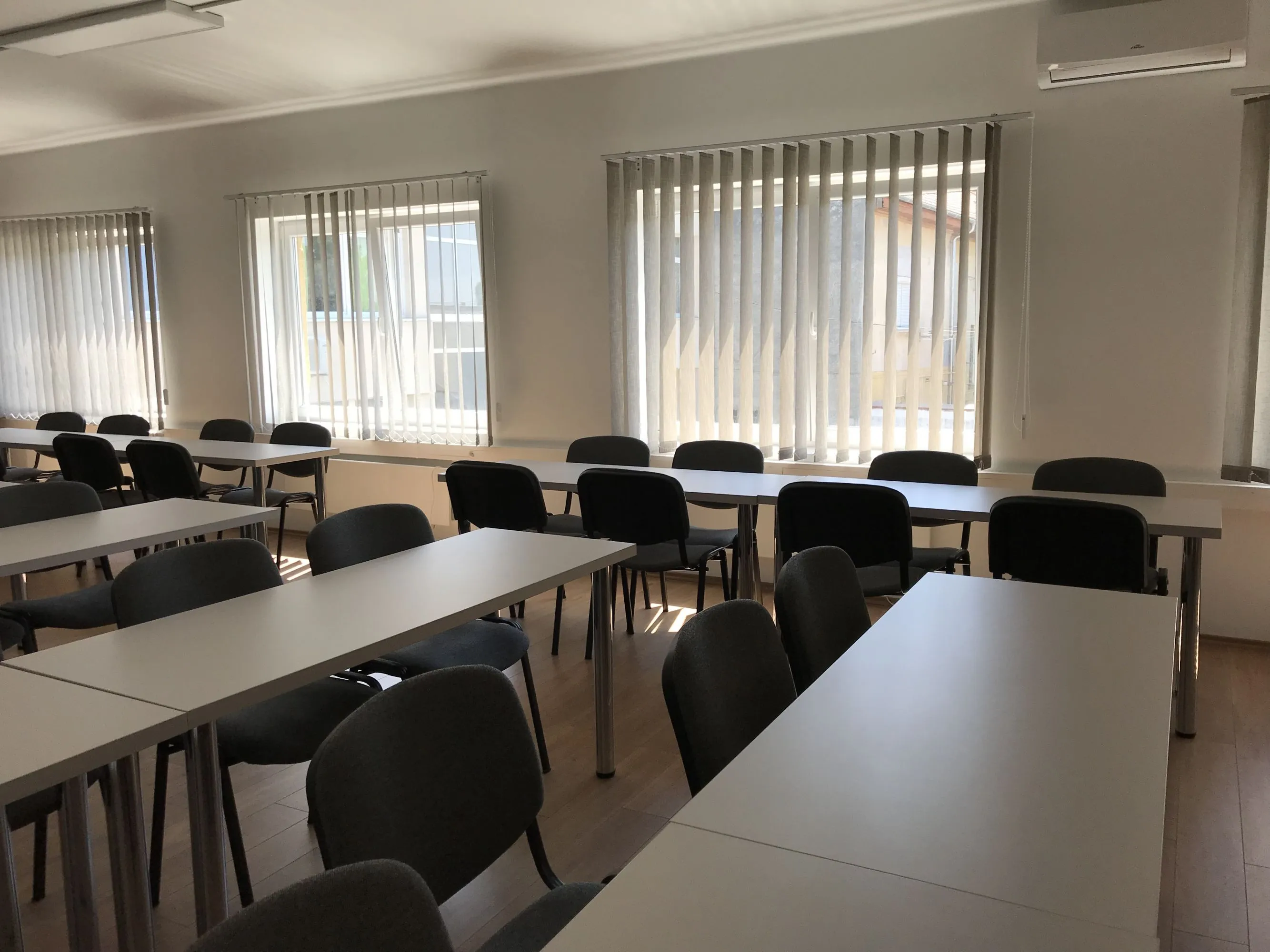 4 üzleti kép VF OKTATÓ- ÉS RENDEZVÉNYTEREM KAPUVÁR