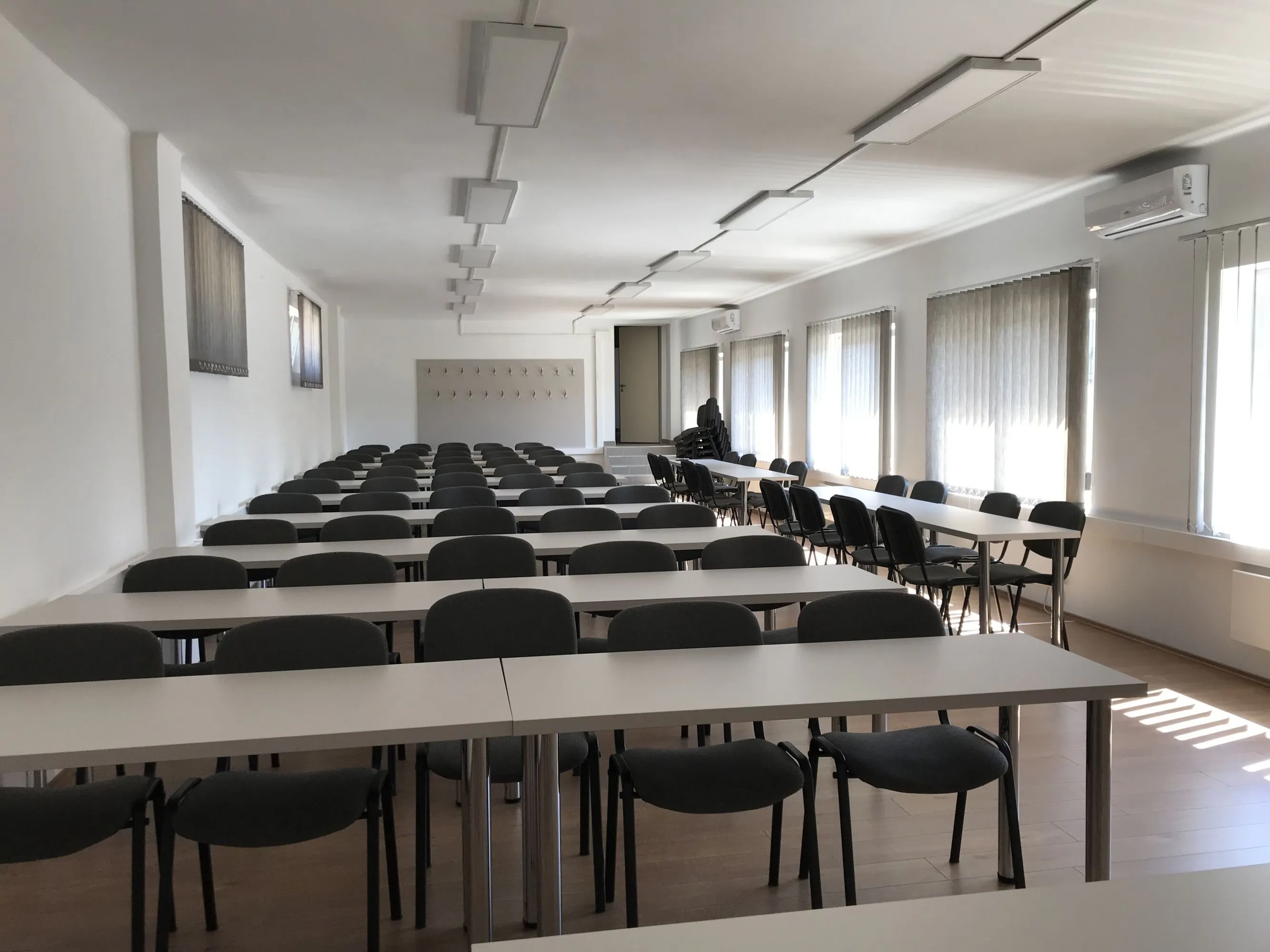 6 üzleti kép VF OKTATÓ- ÉS RENDEZVÉNYTEREM KAPUVÁR