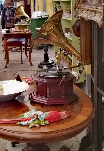 6 üzleti kép ECSERI MERCATO DELLE PULCI - GOODAPEST