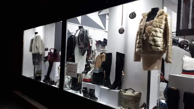 6 üzleti kép RUHATÁR - SECOND HAND & OUTLET