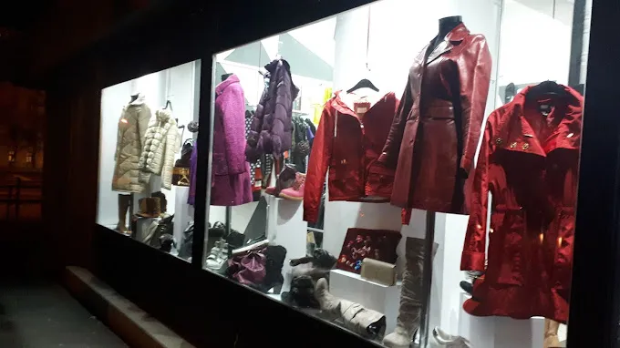 10 üzleti kép RUHATÁR - SECOND HAND & OUTLET